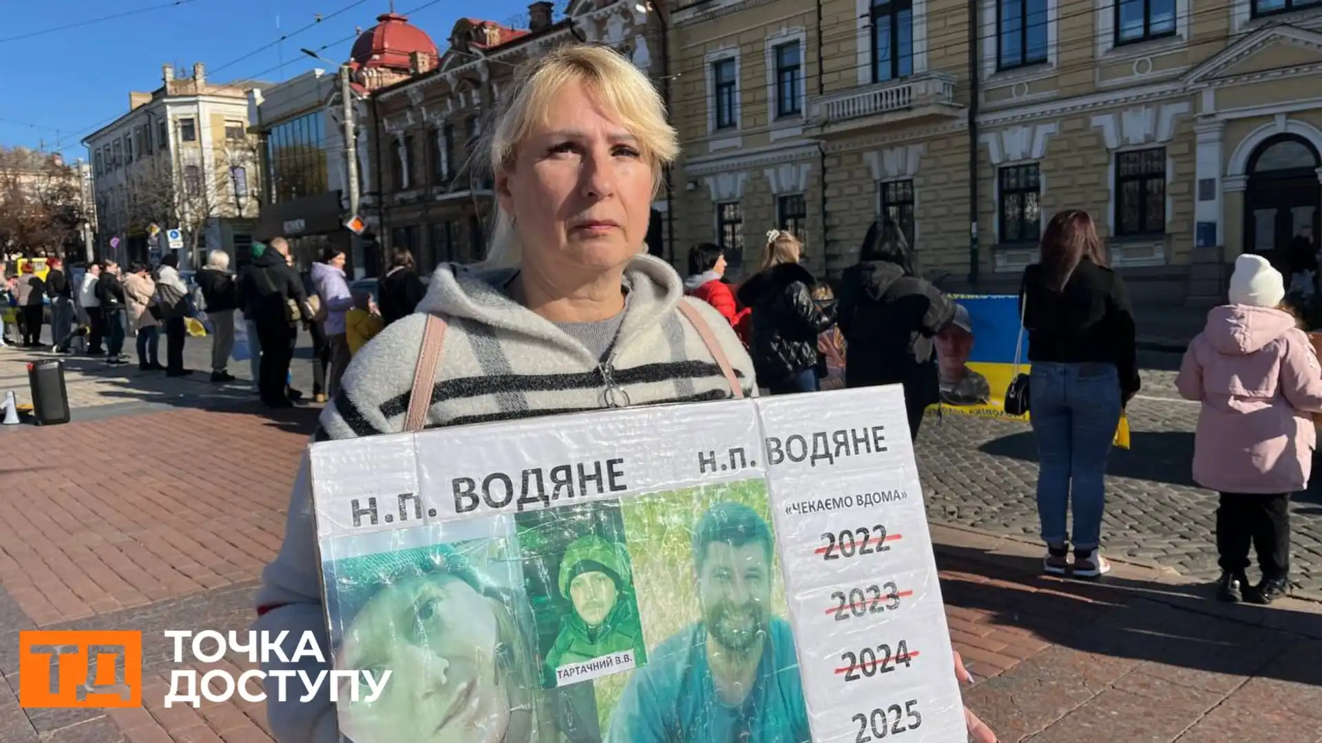 Тетяна Ковальчук щовихідних виходить на мирні акції. Вона розшукує і чекає сина — Дмитра Ковальчука