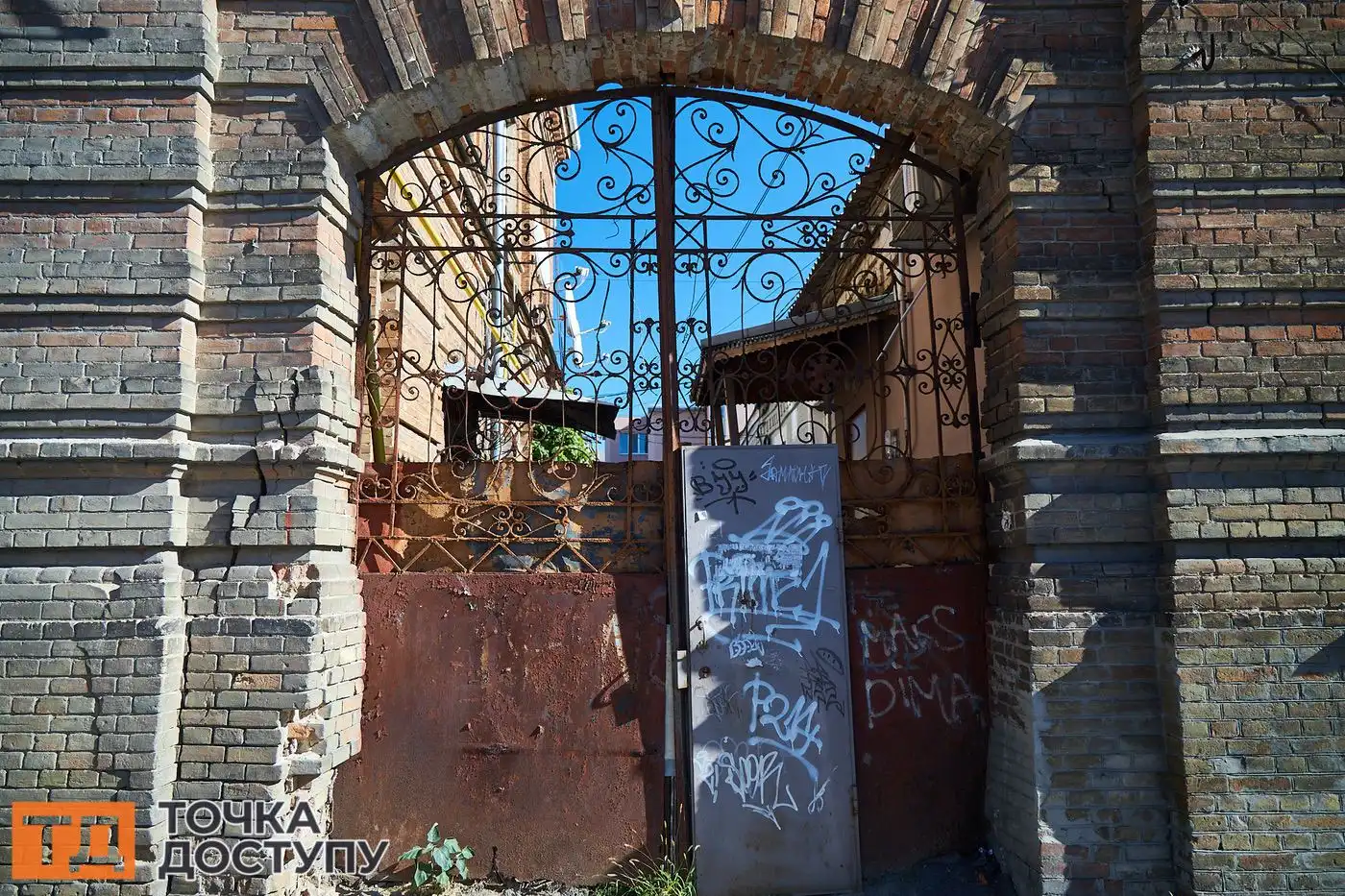 Металеві ворота домоволодіння № 41 по вулиці Чорновола. Цей будинок належав нотаріусу А. Якубовському