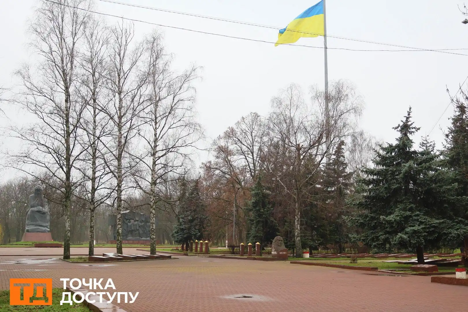 Окрема важлива тема нашої розмови — місця памʼяті. Архієпископ Марк переконаний: щоб по-справжньому відчути характер кропивничан і зрозуміти їхню любов до України, варто побачити не лише жвавий центр чи парки, а й меморіальні простори міста.  «Щоб зрозуміти людей нашого міста і побачити їхню любов до своєї країни, варто відвідати меморіальні поховання. Патріотизм проявляється не словами, а діями. А багато наших містян сьогодні ризикують життям і здоровʼям, захищаючи рідну країну», – каже владика.