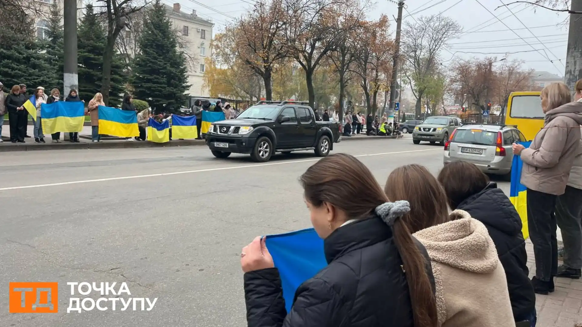 З трьома воїнами попрощалися у Кропивницькому: в центрі міста зупинився траурний кортеж