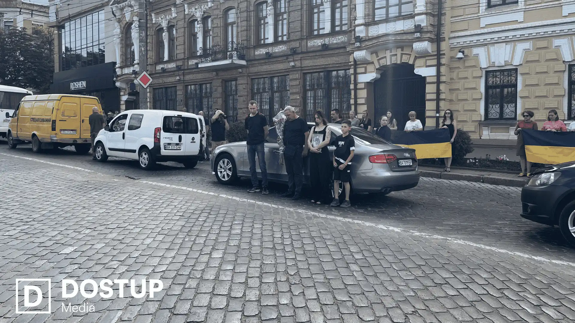 Рідні загиблих військових під час хвилини мовчання
