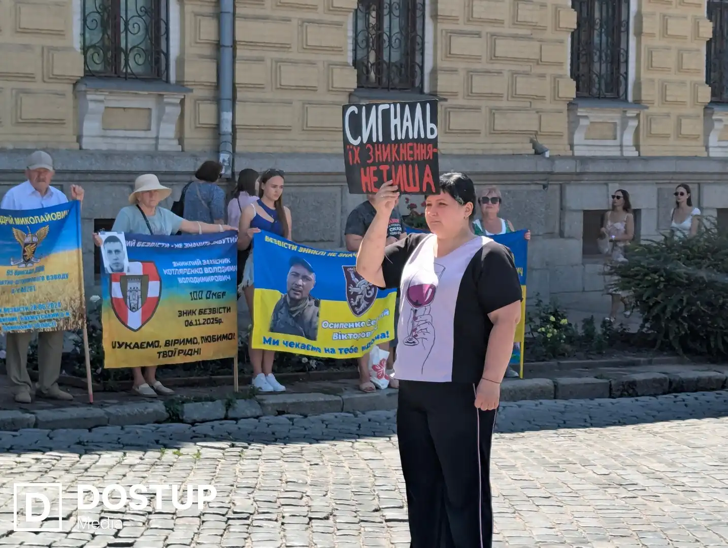 Учасники автопробігу на підтримку полонених і зниклих безвісти військових
