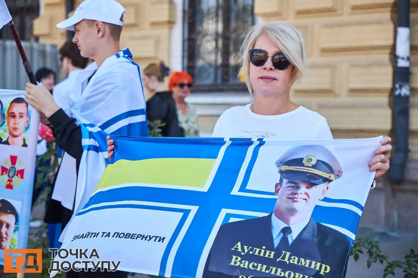 Жителі Кропивницького вийшли на площу з плакатами та прапорами, підтримуючи військовополонених.