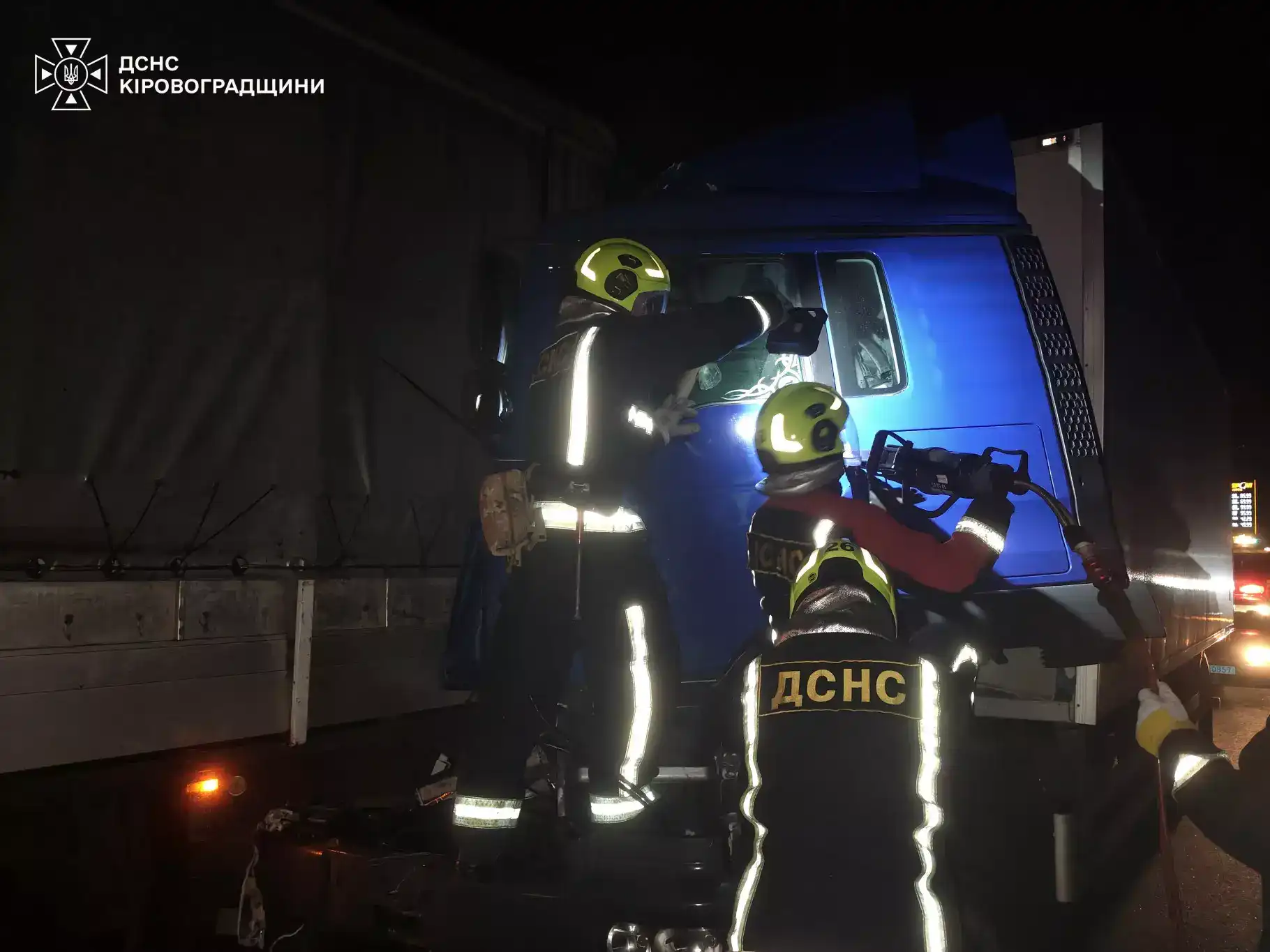Дві вантажівки зіткнулися на Кіровоградщині: водія деблокували з понівеченого автомобіля
