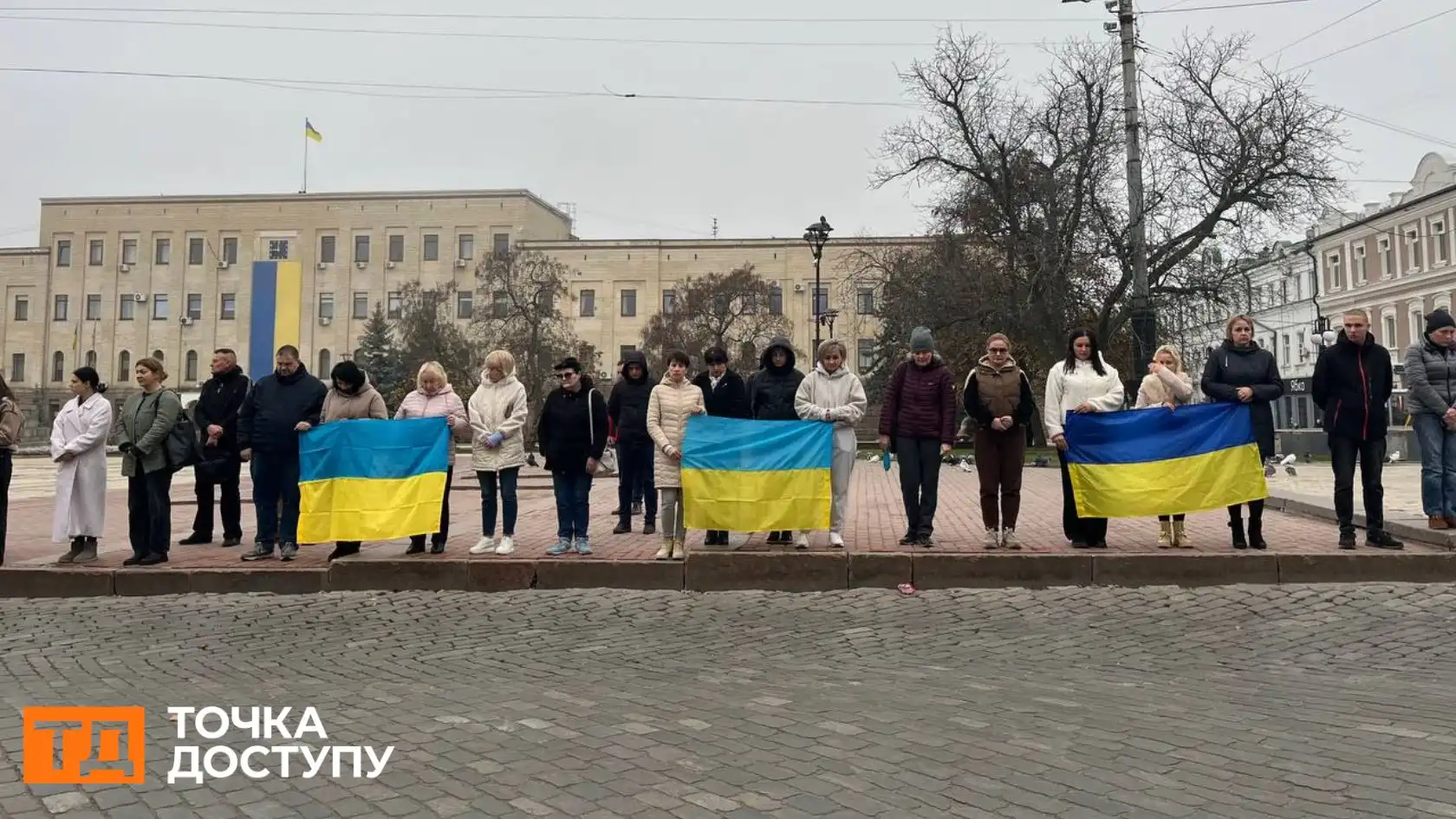 З трьома воїнами попрощалися у Кропивницькому: в центрі міста зупинився траурний кортеж