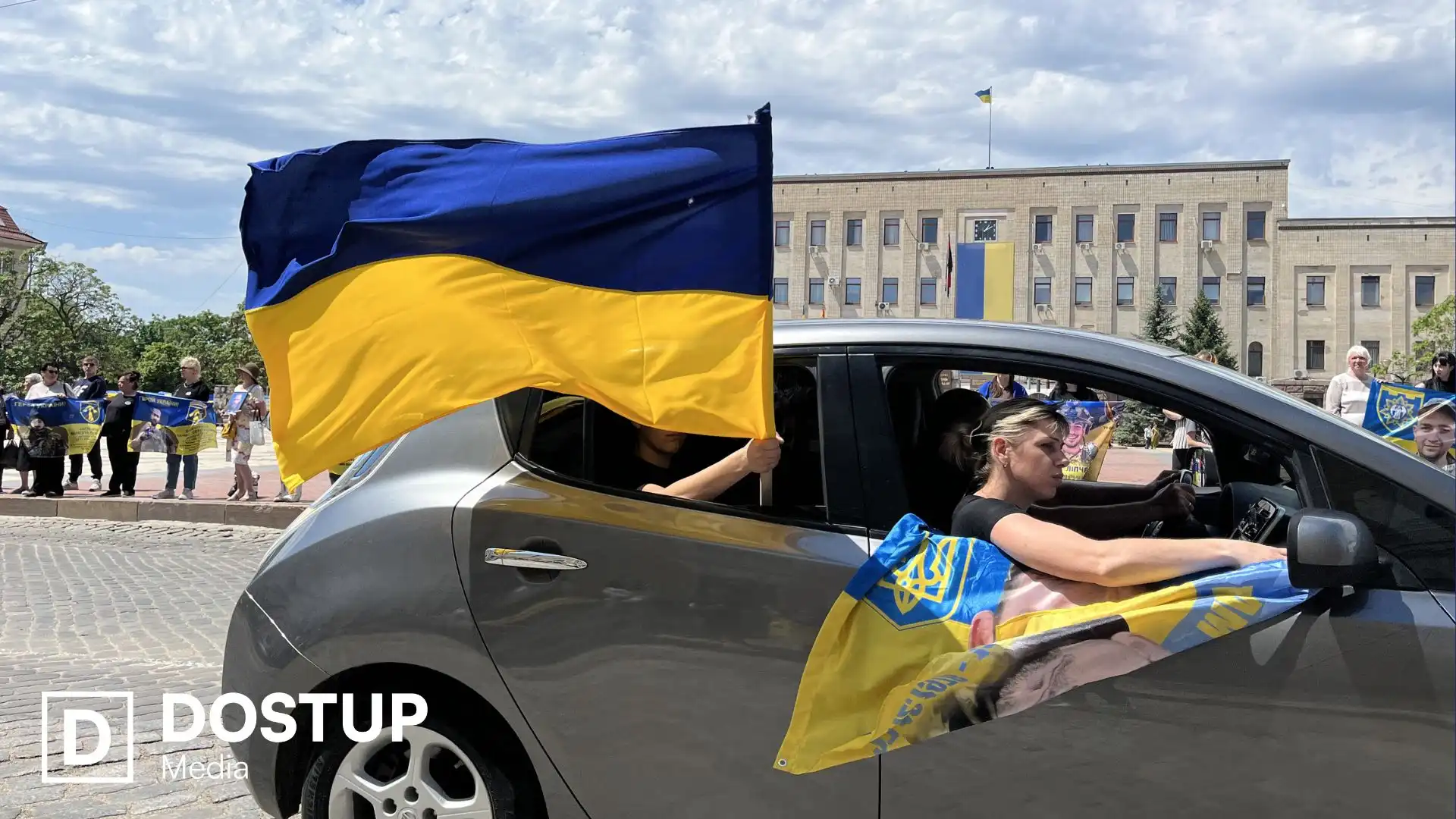 "Вшанувати загиблих і нагадати про їхній внесок": у Кропивницькому відбувся автопробіг до Дня Героїв