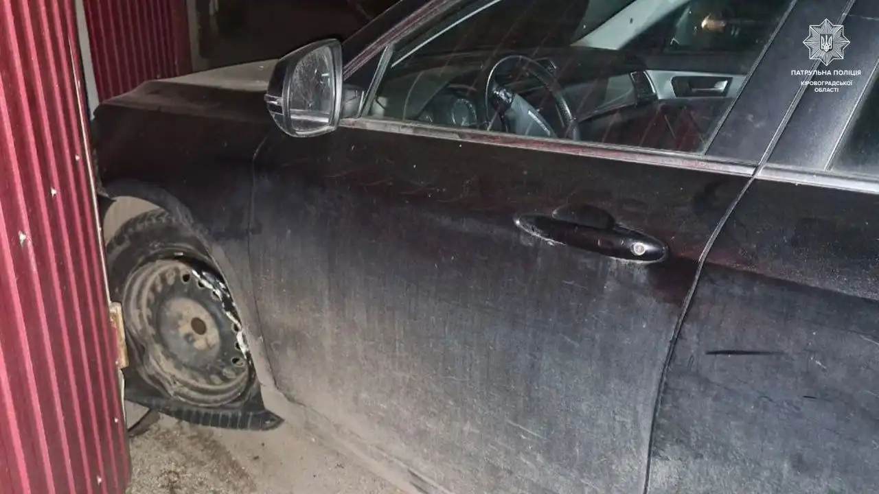 У Кропивницькому водій напідпитку протаранив авто і паркан