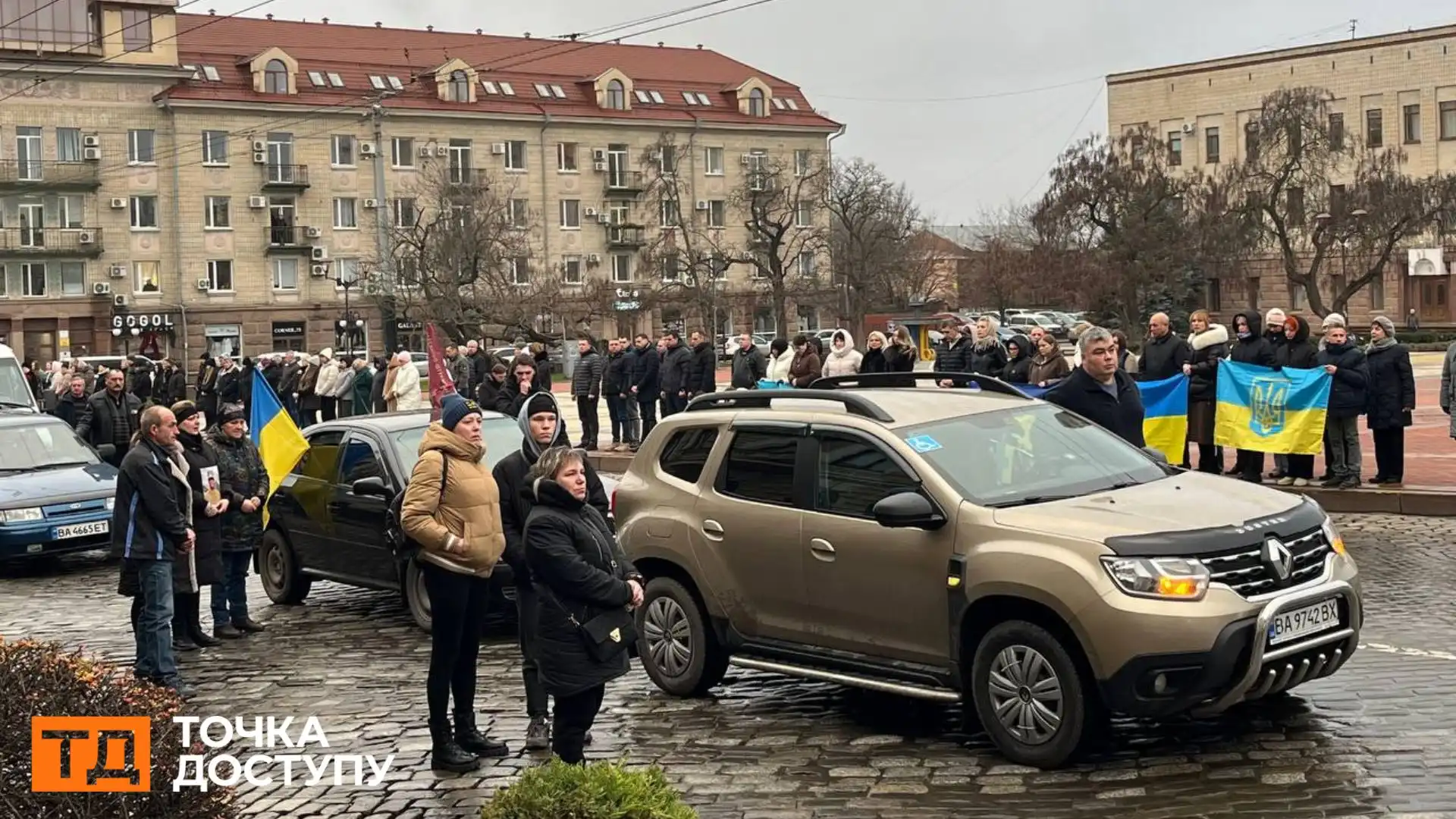 У Кропивницькому попрощалися з чотирма воїнами: в центрі зупинився траурний кортеж