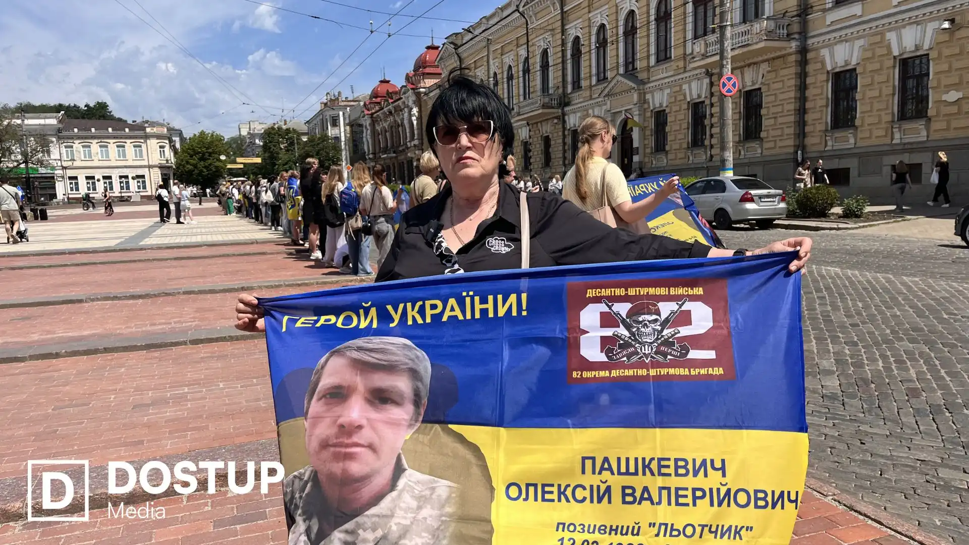"Вшанувати загиблих і нагадати про їхній внесок": у Кропивницькому відбувся автопробіг до Дня Героїв