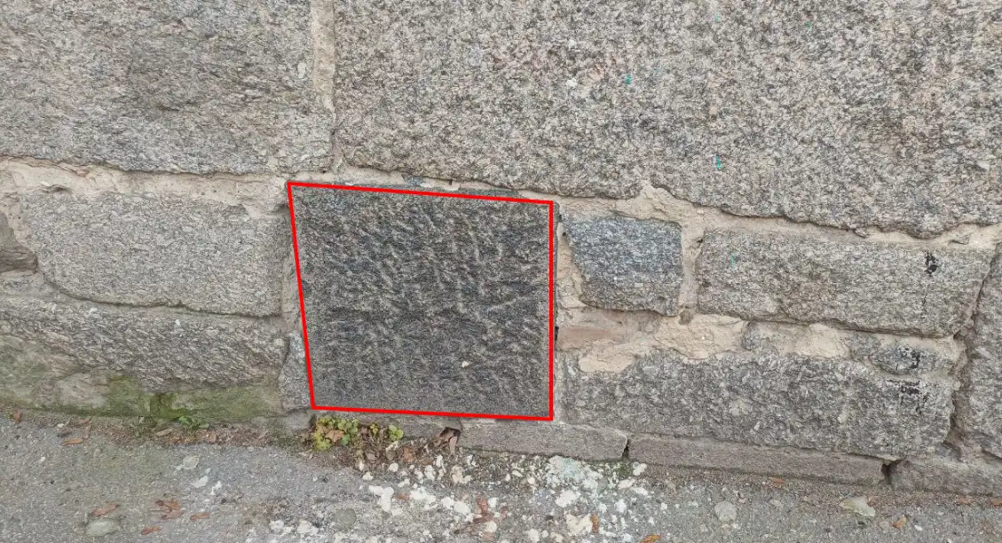 Зовнішній вигляд фасаду будівлі та детально окреслений фрагмент імовірного надгробного каменя, 18 листопада 2025 рік