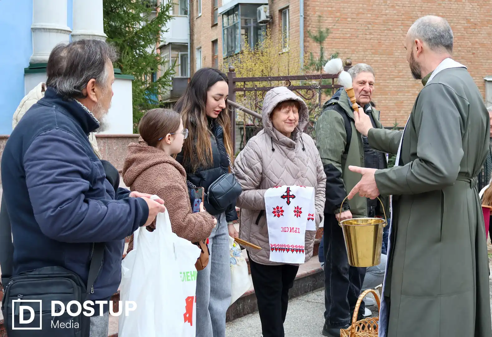 У Кропивницькому освячують великодні кошики (ФОТОРЕПОРТАЖ)