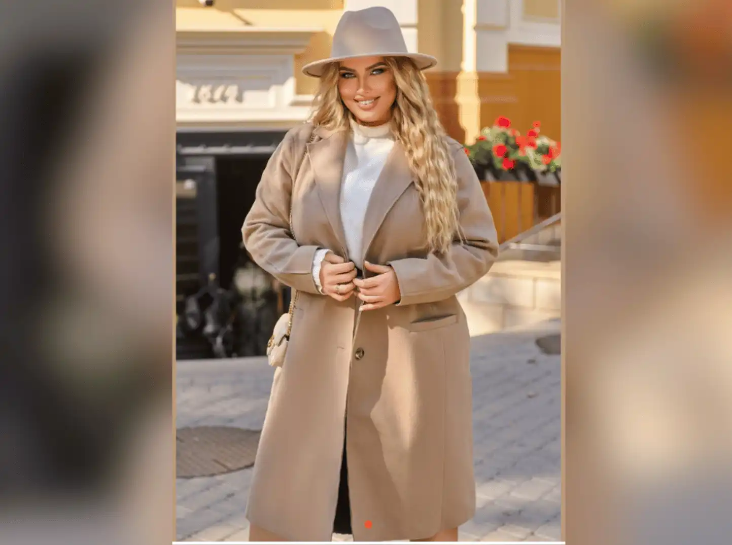 Жінка у світлому стильному весняному пальті під час прогулянки містом.