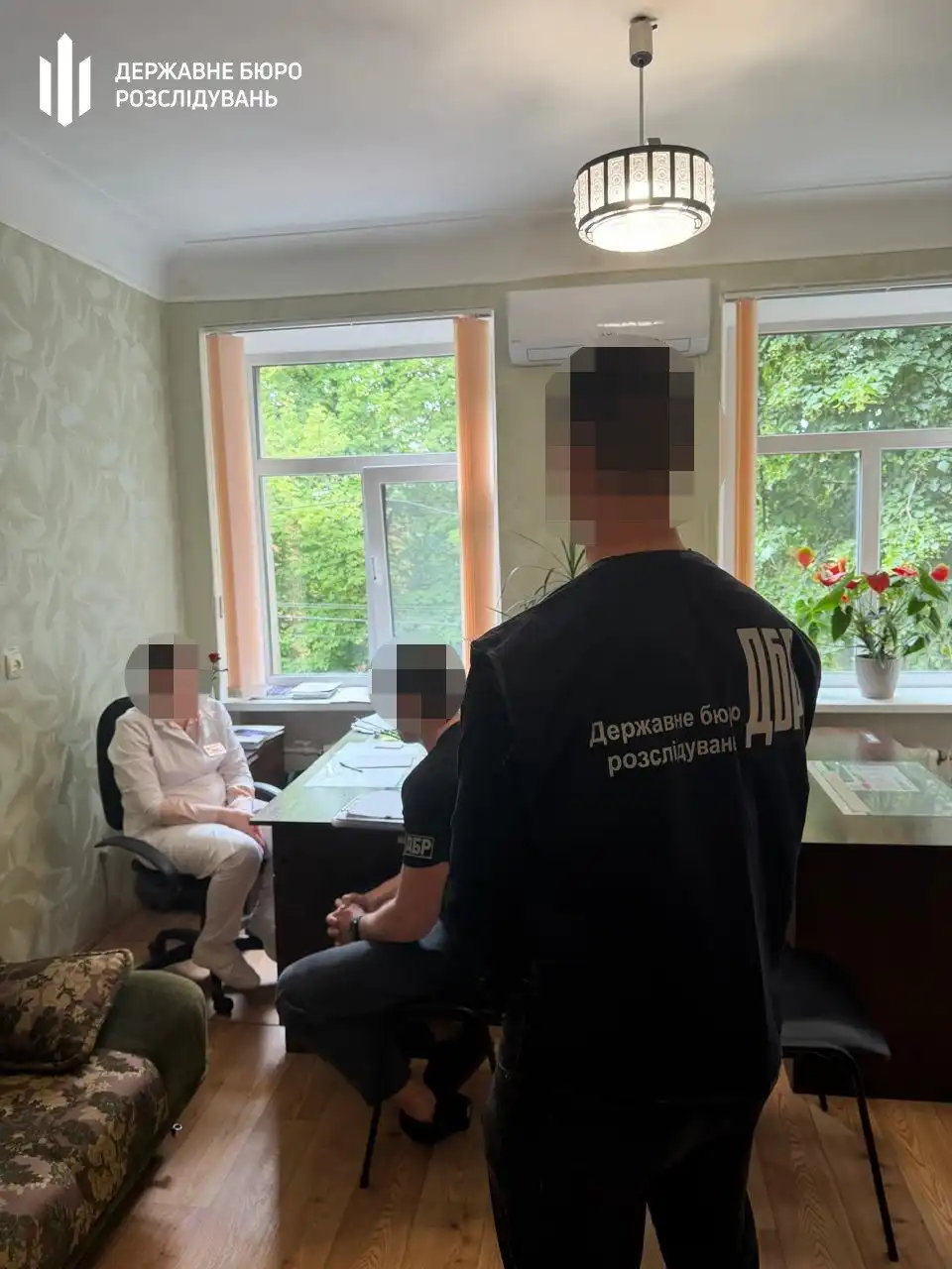 За даними ДБР, завідувачка кардіологічного відділення та лікарка-ендокринолог оформлювали військовозобов'язаним фіктивні діагнози для отримання статусу непридатних до служби. Разом із ними у справі фігурують військовослужбовець та колишній депутат.