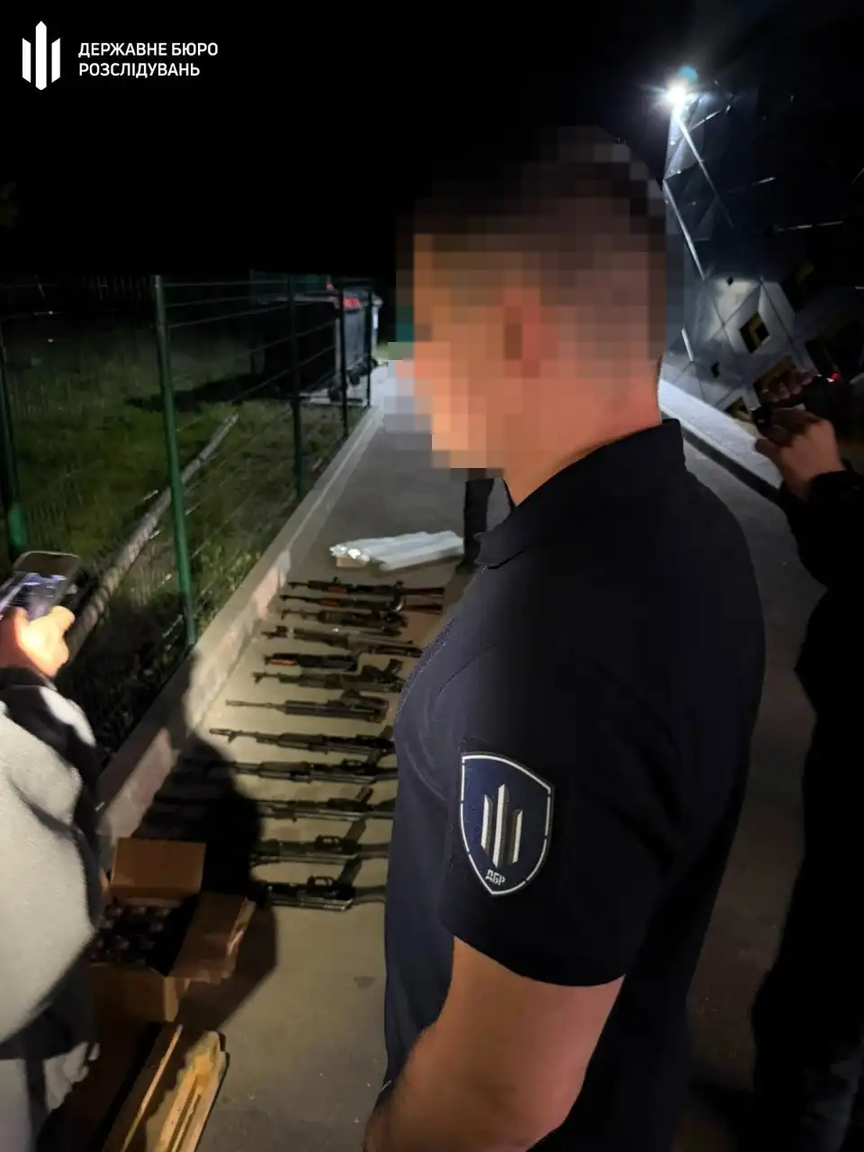 Посвідчення правоохоронця, зброя та паспорти РФ: у Кропивницькому братів підозрюють у торгівлі зброєю