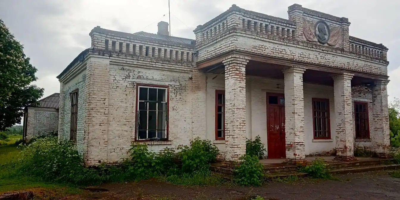 Будівля у Новій Празі з барельєфом Леніна
