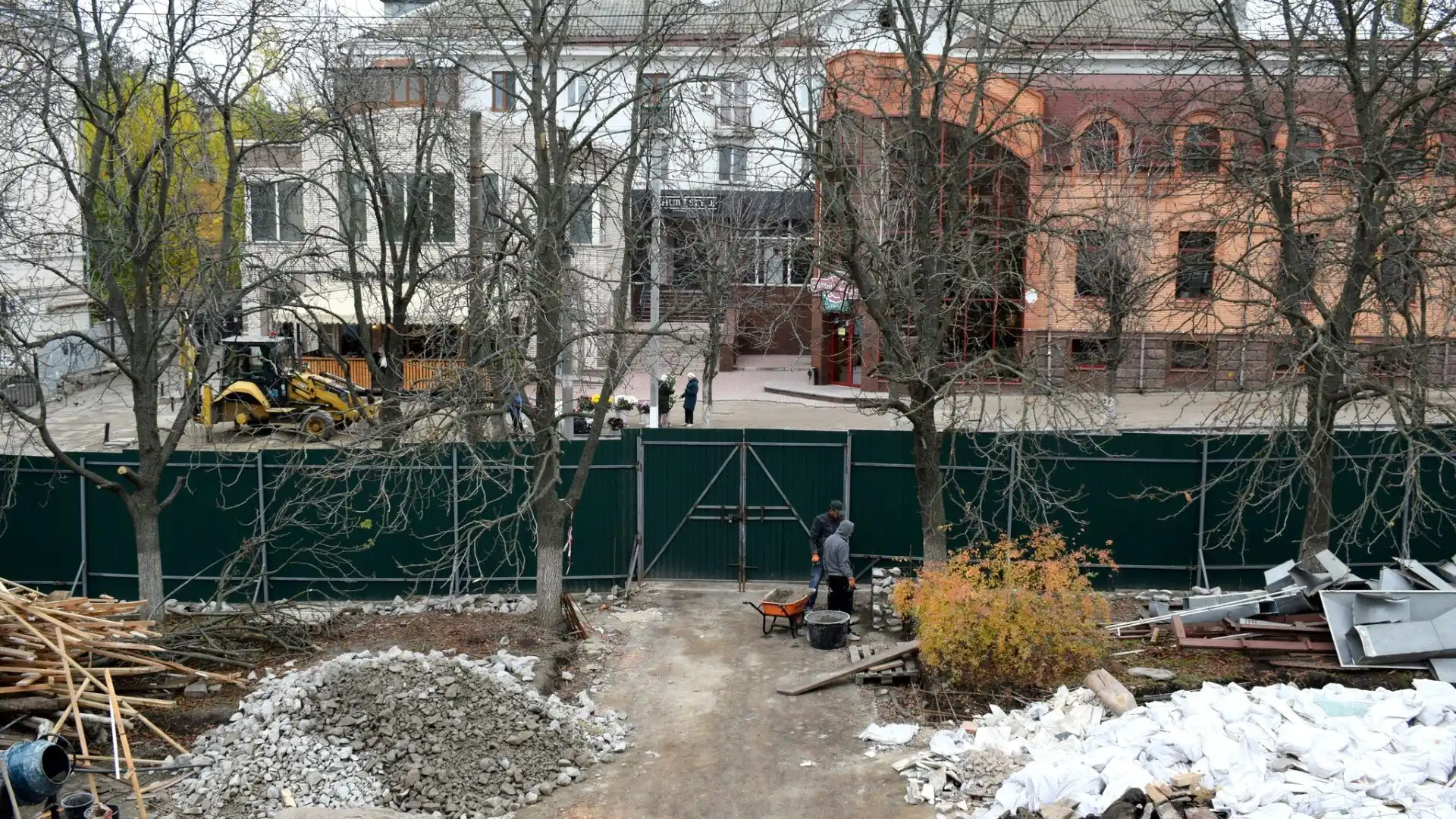 Дах планують облаштувати до зими: як у Кропивницькому проходить капітальний ремонт стоматклініки