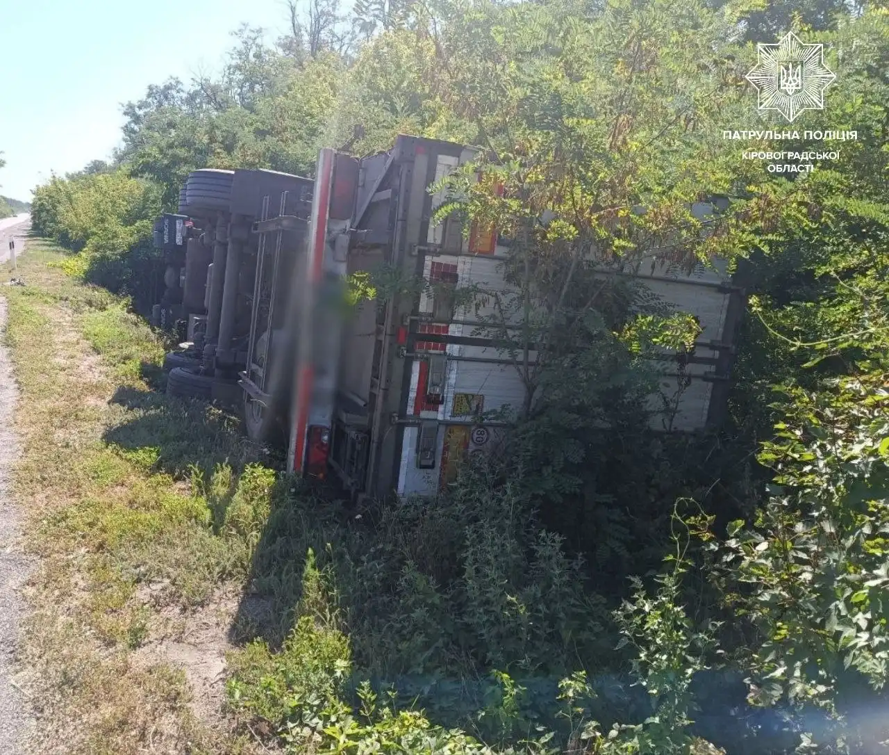 На Кіровоградщині вантажівка з'їхала з дороги та перекинулася 
