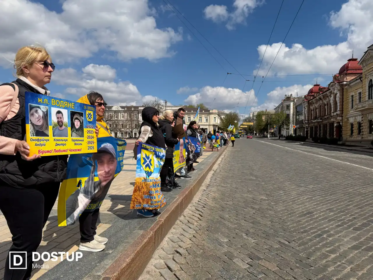 Учасники акції на підтримку полонених та зниклих безвісти у Кропивницькому