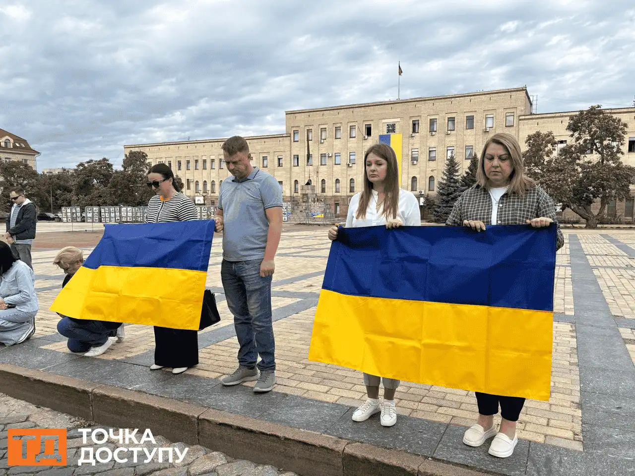 Кропивничани під час хвилини мовчання на площі Героїв Майдану