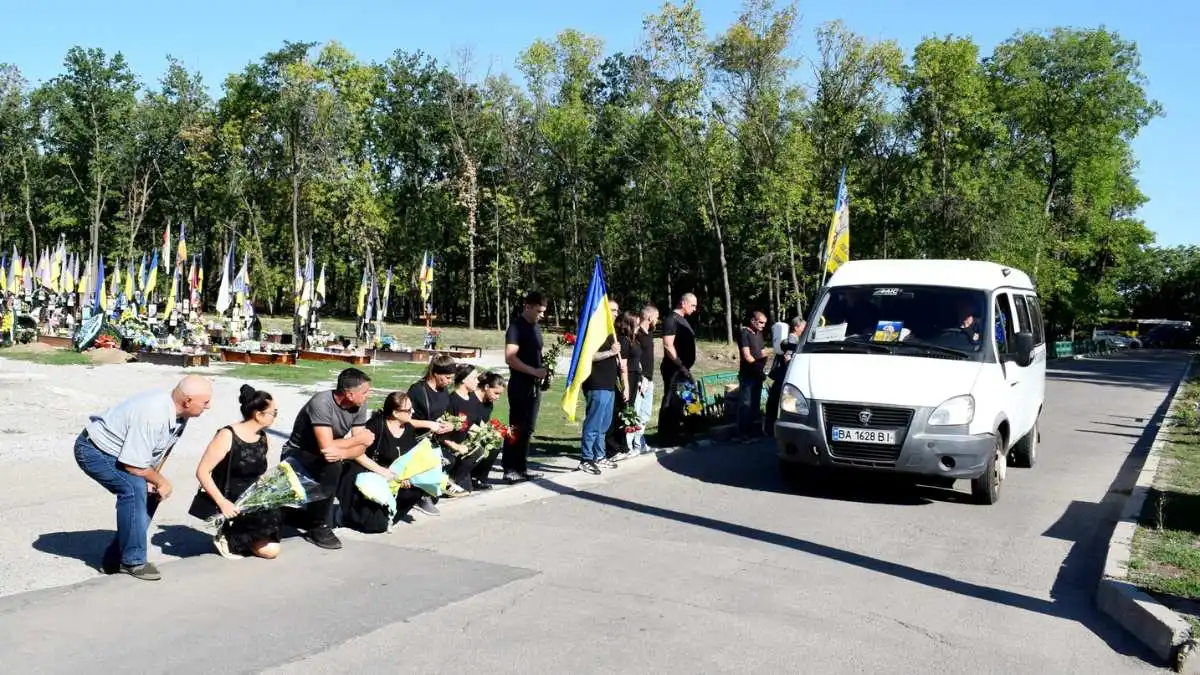 Кропивницький попрощався із захисником Євгенієм Захаренком: містом проїхала траурна колона