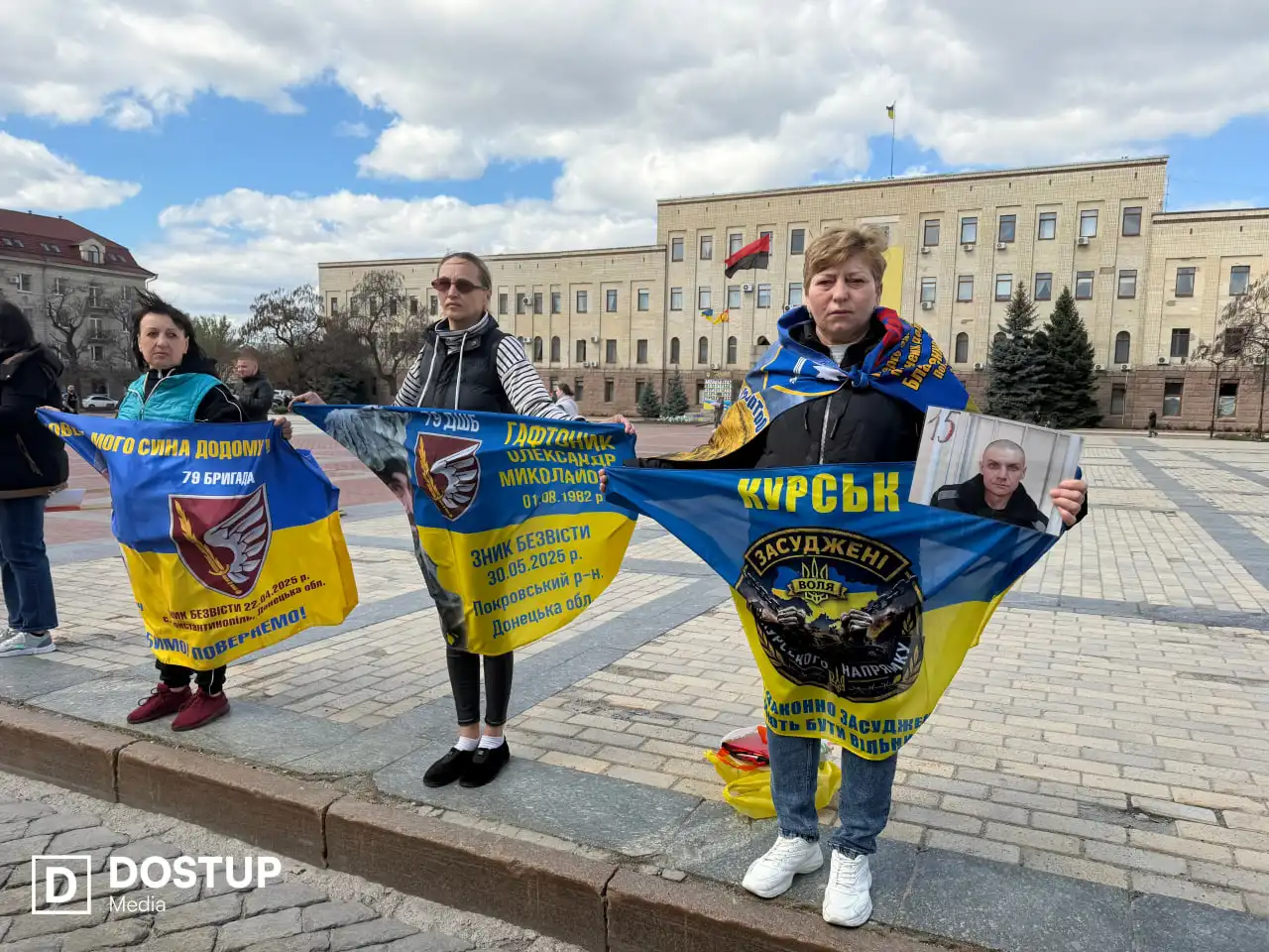 Щотижнева акція на площі Героїв Майдану
