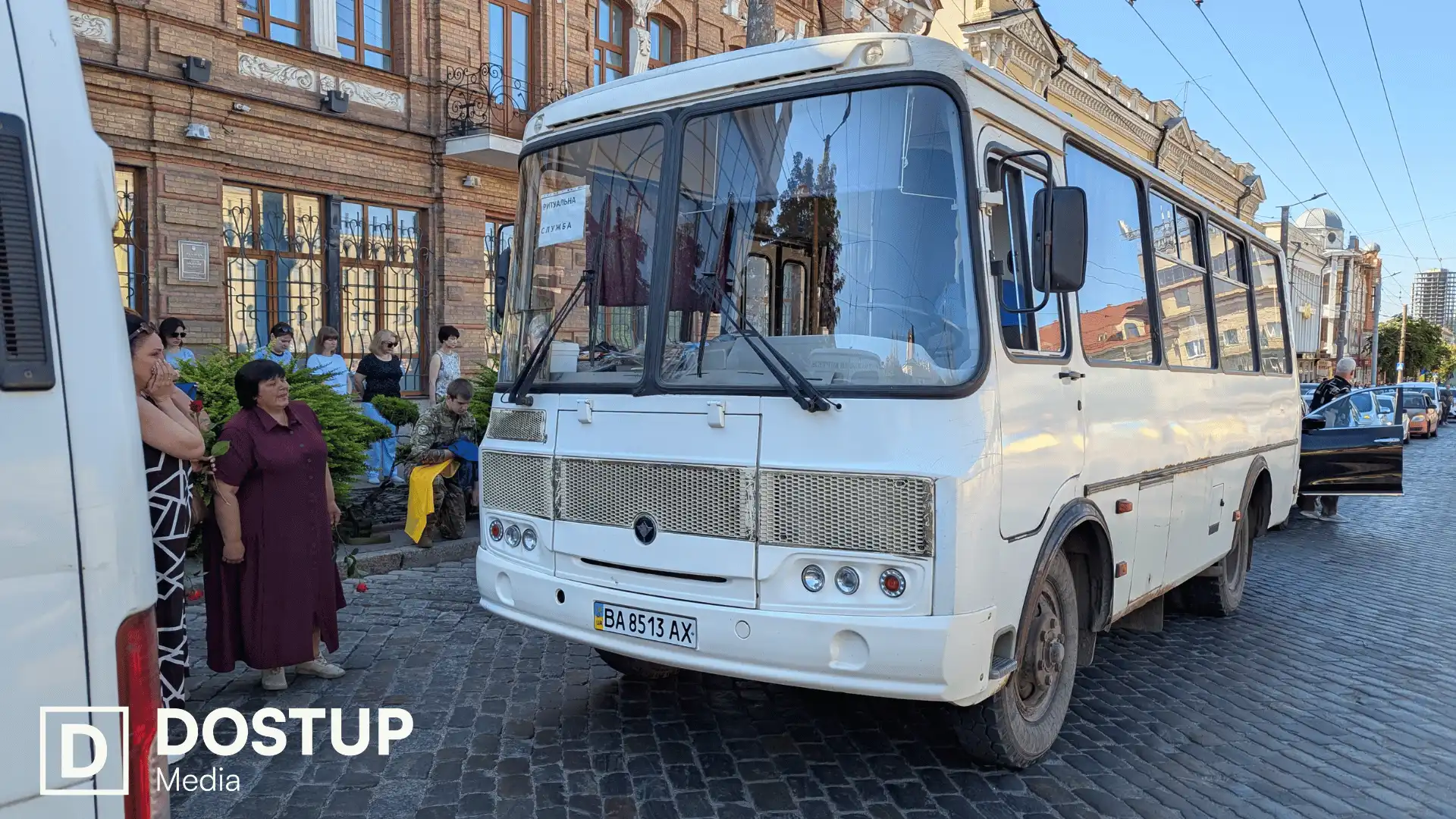 Траурний кортеж на прощанні з військовими