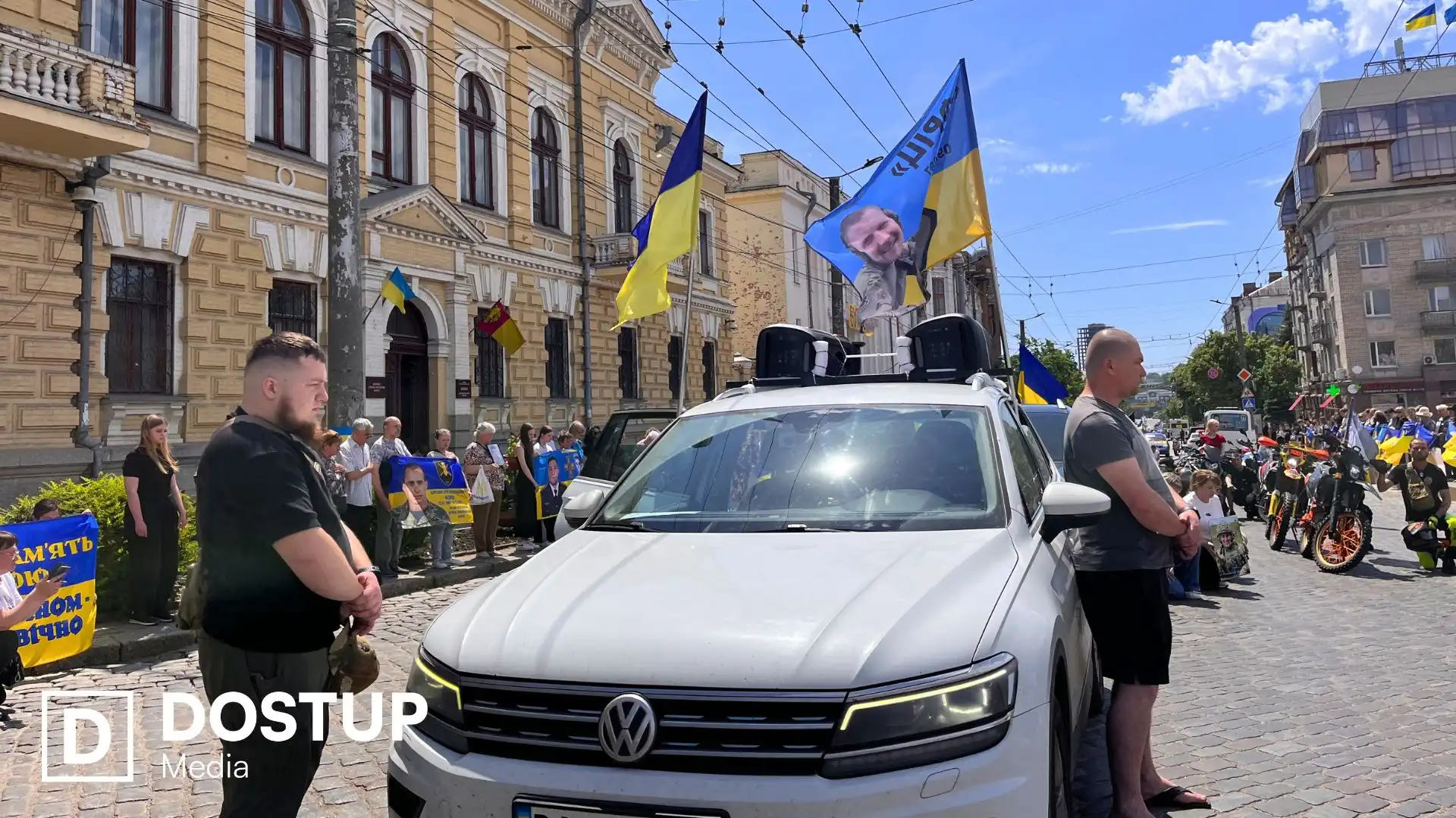 "Вшанувати загиблих і нагадати про їхній внесок": у Кропивницькому відбувся автопробіг до Дня Героїв