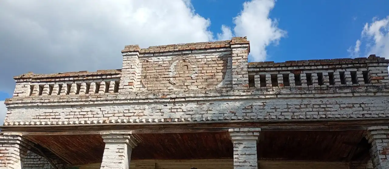 Фото фасаду будівлі після демонтажу