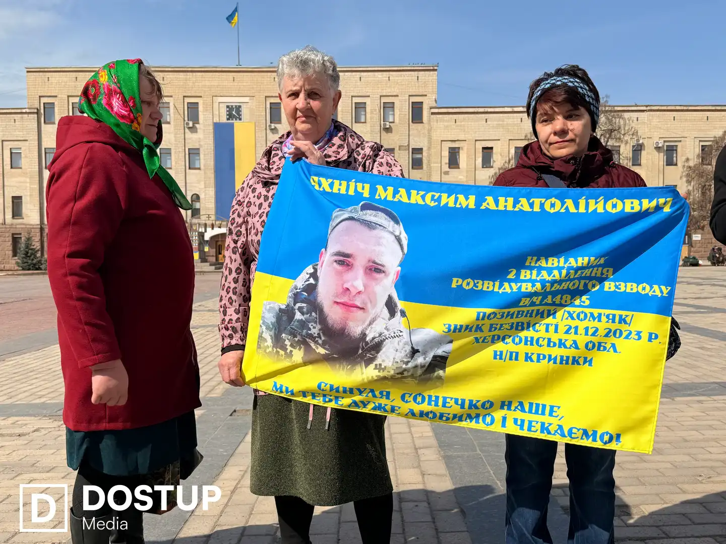 Бабуся з портретом свого онука, який зник безвісти