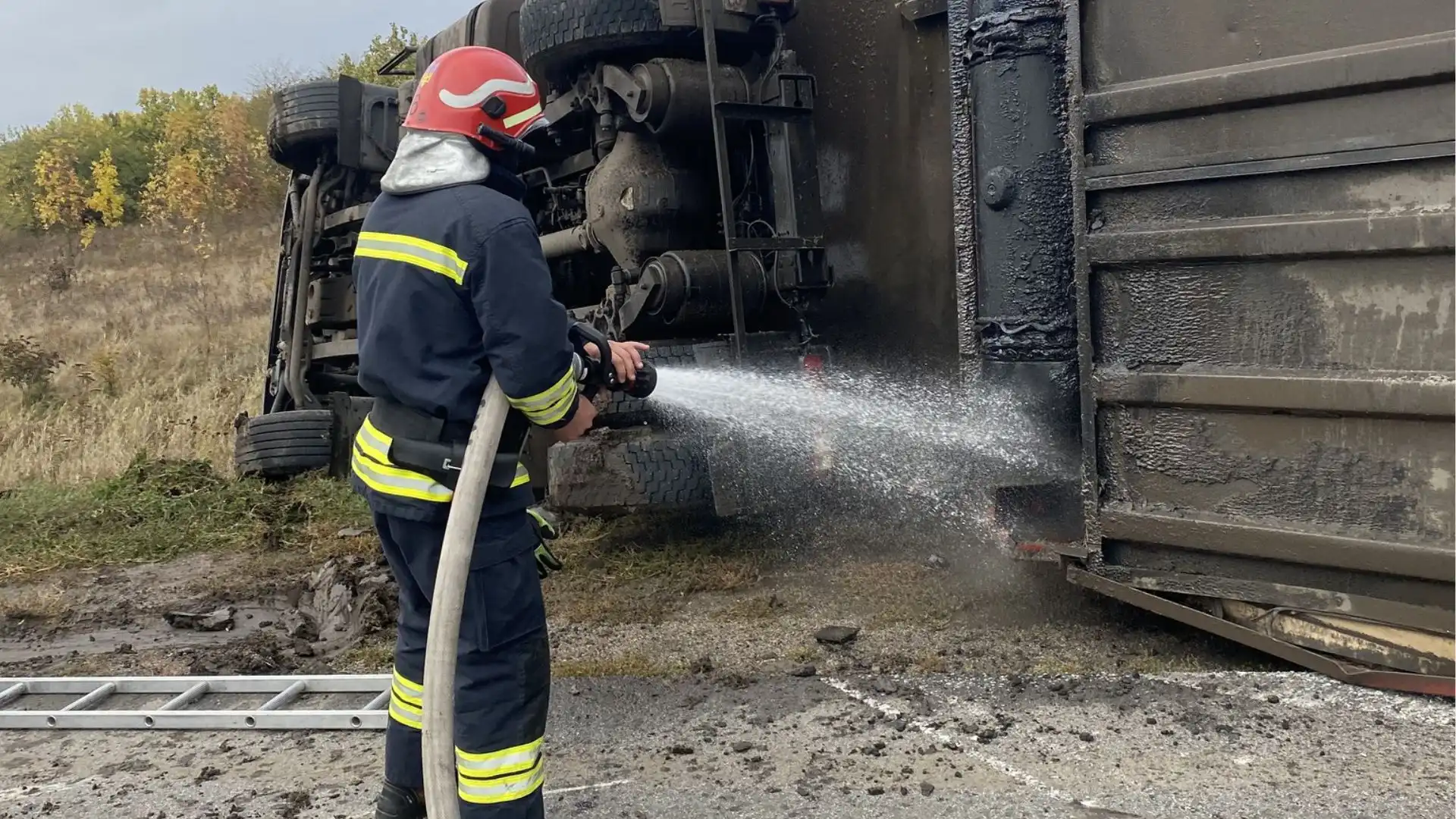 Перекинулася вантажівка на об’їзній дорозі у Кропивницькому: водія передали медикам