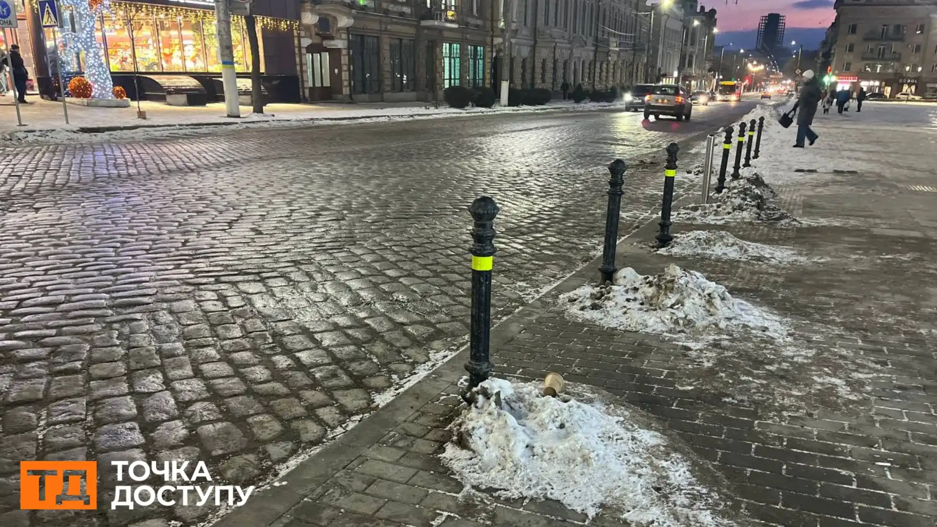 У центрі Кропивницького встановили стовпчики для обмеження заїзду автомобілів