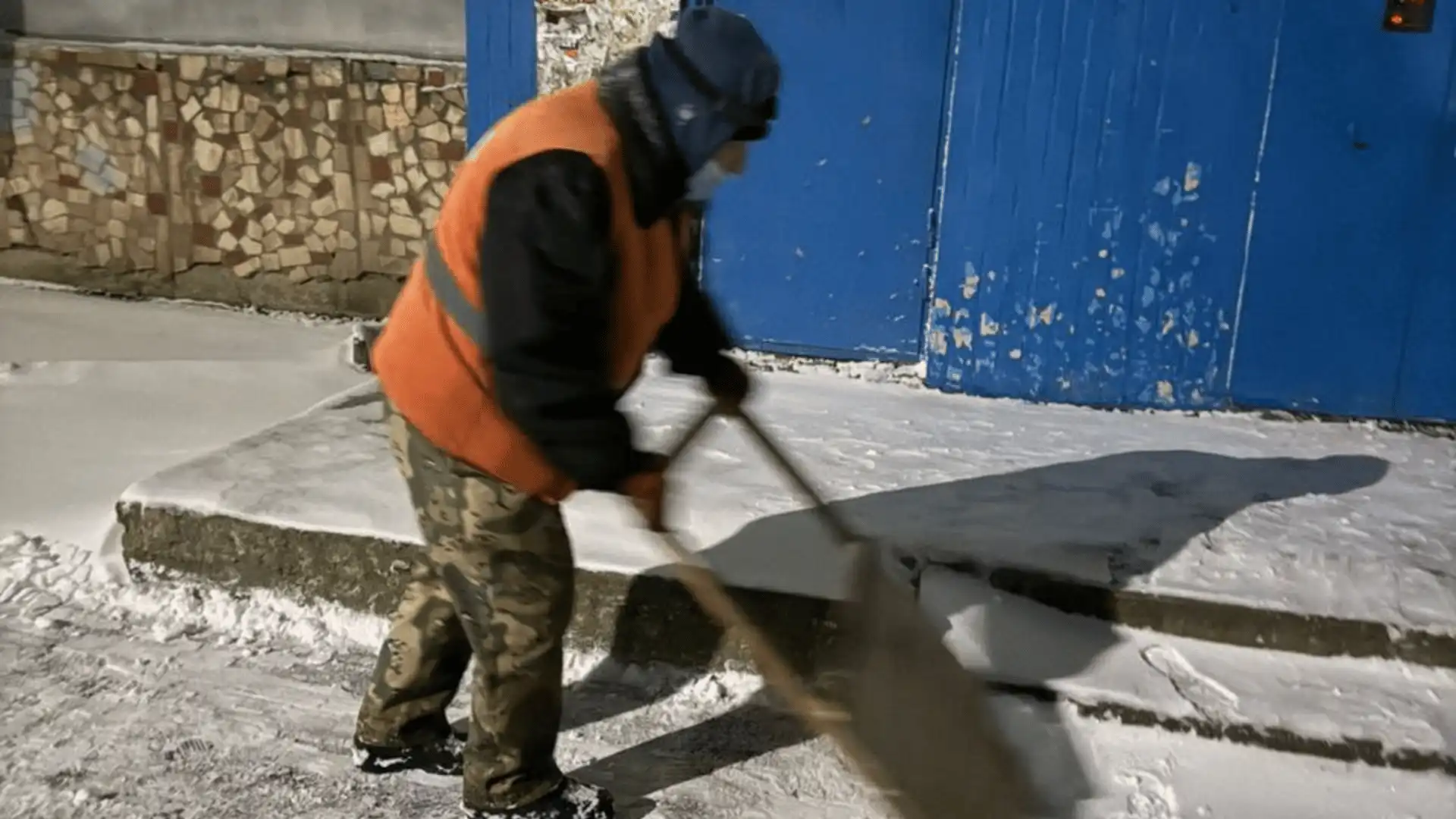 комунальники прибирають у Кропивницькому сніг