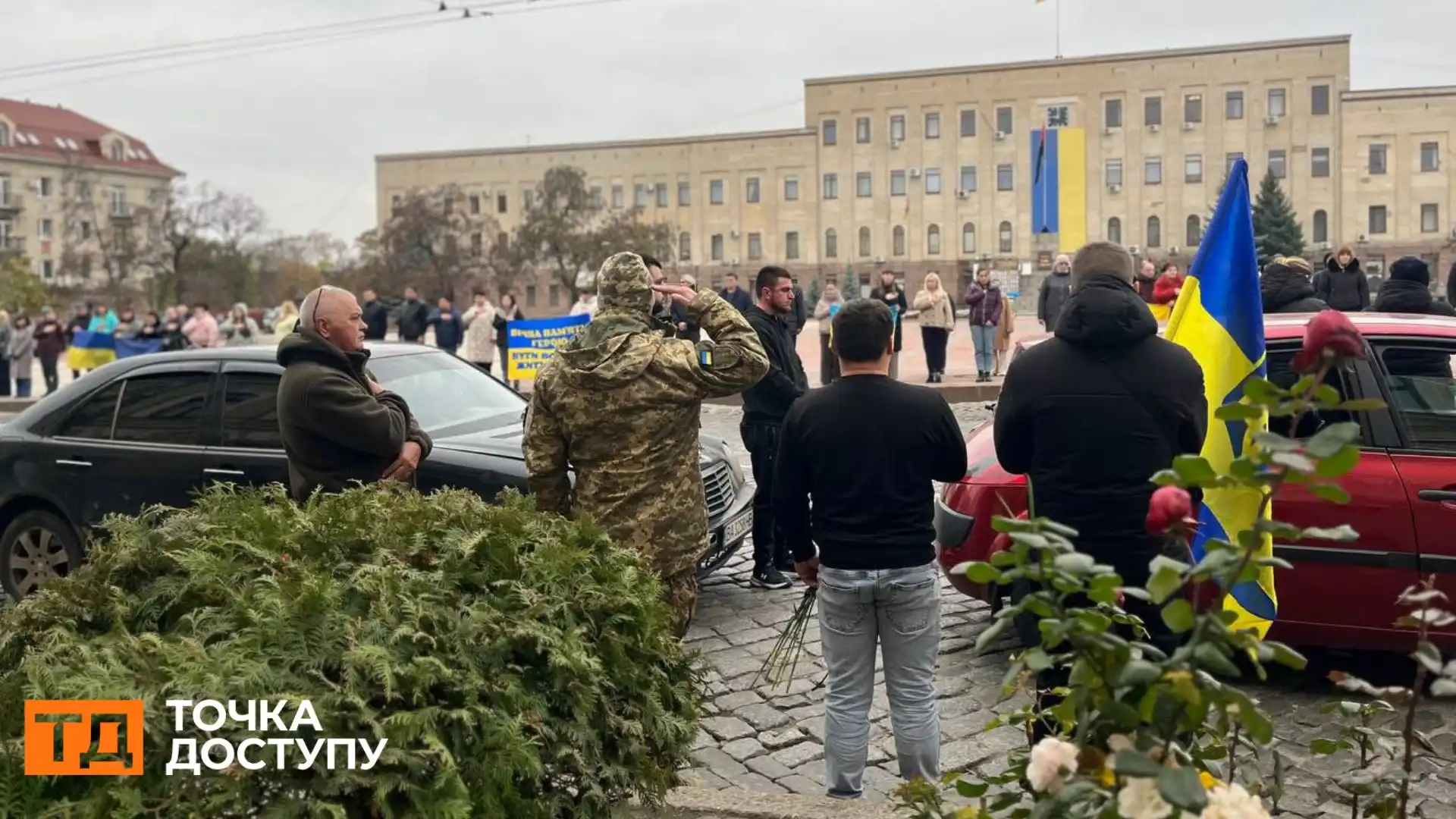 Попрощалися з трьома захисниками у Кропивницькому: в центрі міста зупинився траурний кортеж