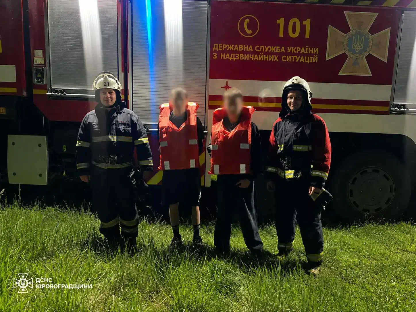Поблизу села Соломія Гайворонської громади двоє підлітків опинилися у воді та не могли самостійно дістатися берега через сильну течію. Їх врятували працівники ДСНС.