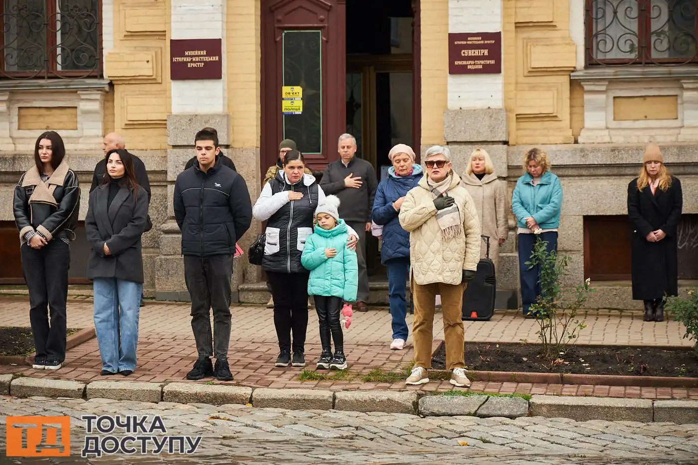 Захисника України в Кропивницькому провели в останню путь під звуки Державного гімну та оплески вдячних громадян.