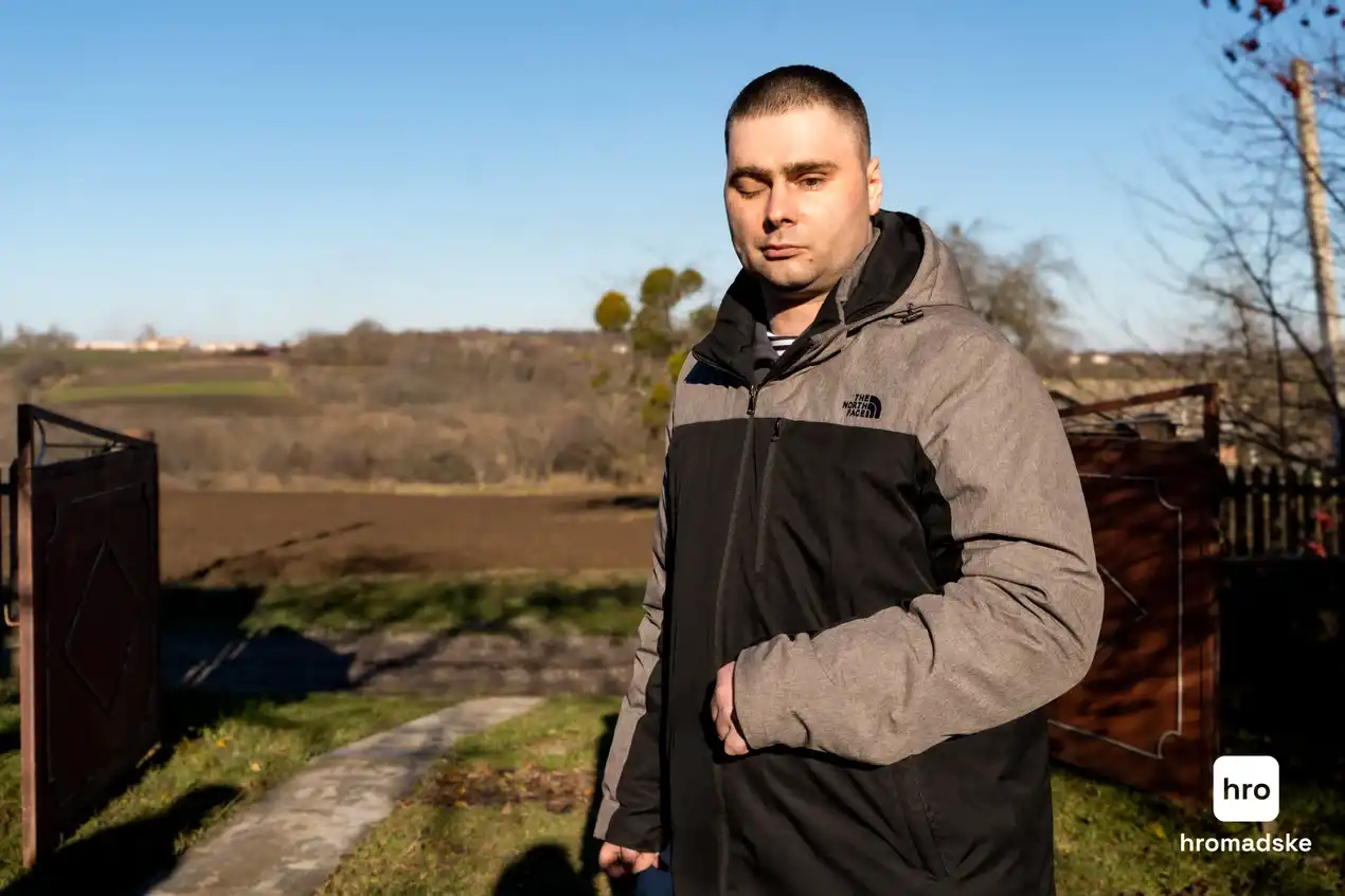 Вийти за ворота Олексій поки не наважується