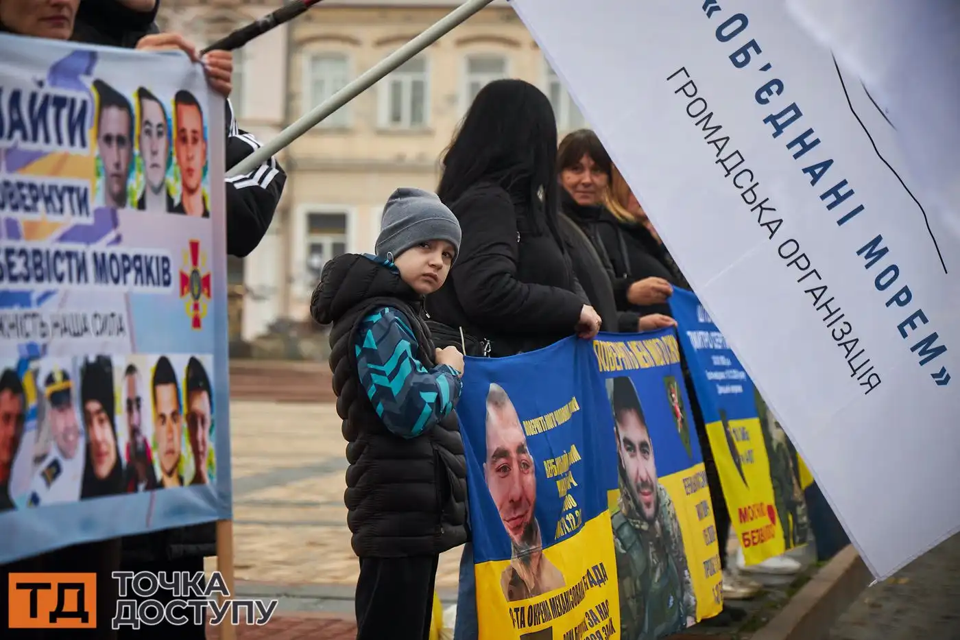 Портрети полонених та зниклих безвісти воїнів у Кропивницькому підняли над площею Героїв Майдану, нагадуючи про їхню долю.