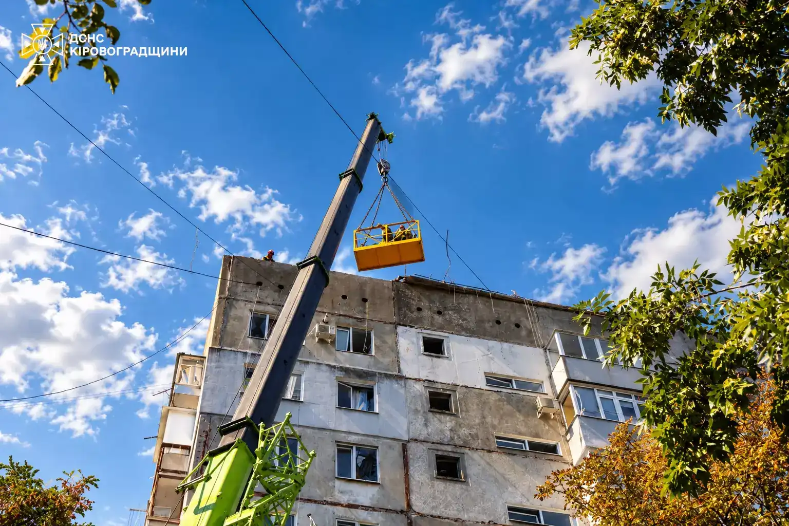 Рятувальники ДСНС розбирають зруйновані конструкції будинку у Кропивницькому після обстрілу