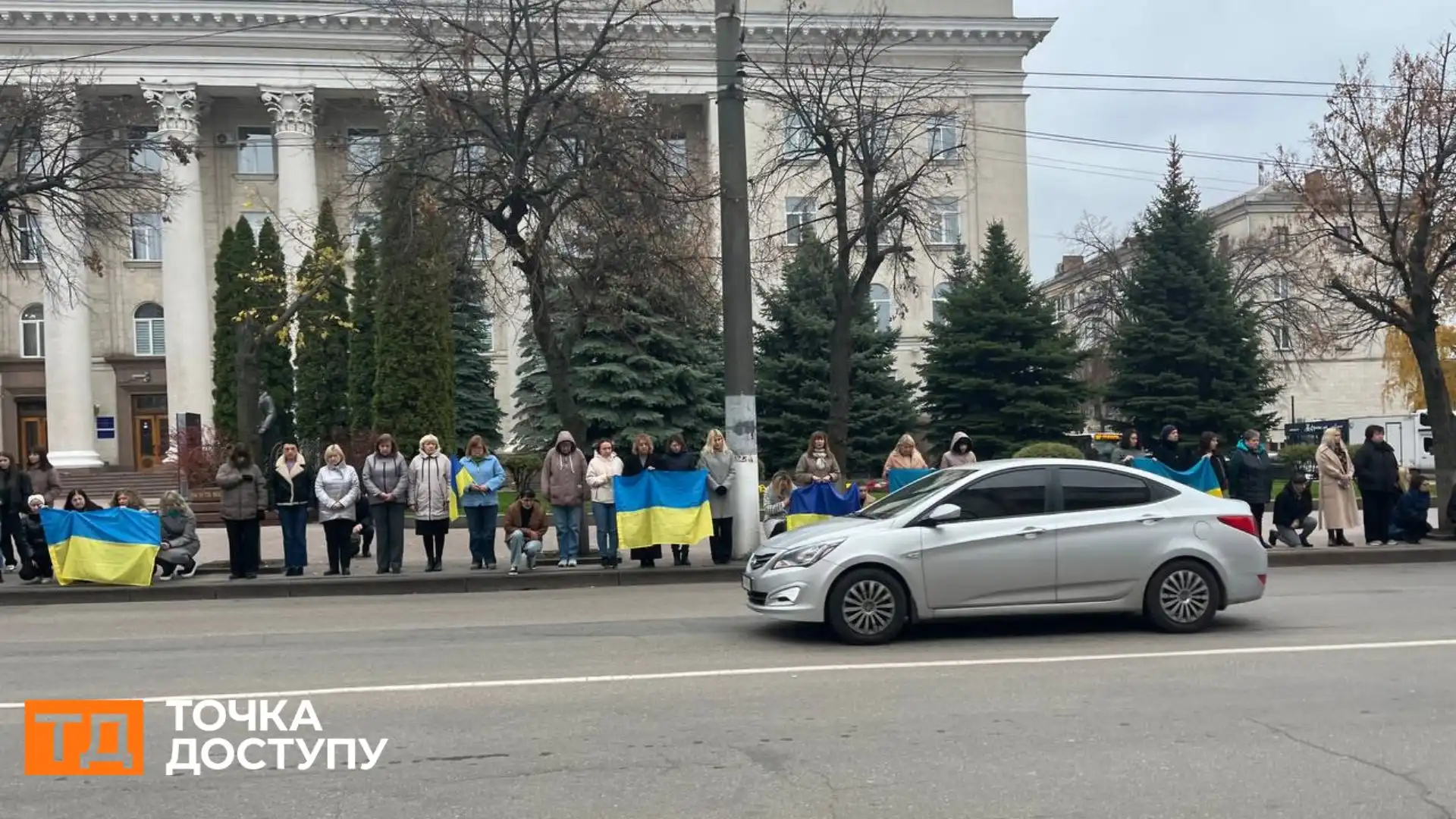 Попрощалися з трьома захисниками у Кропивницькому: в центрі міста зупинився траурний кортеж