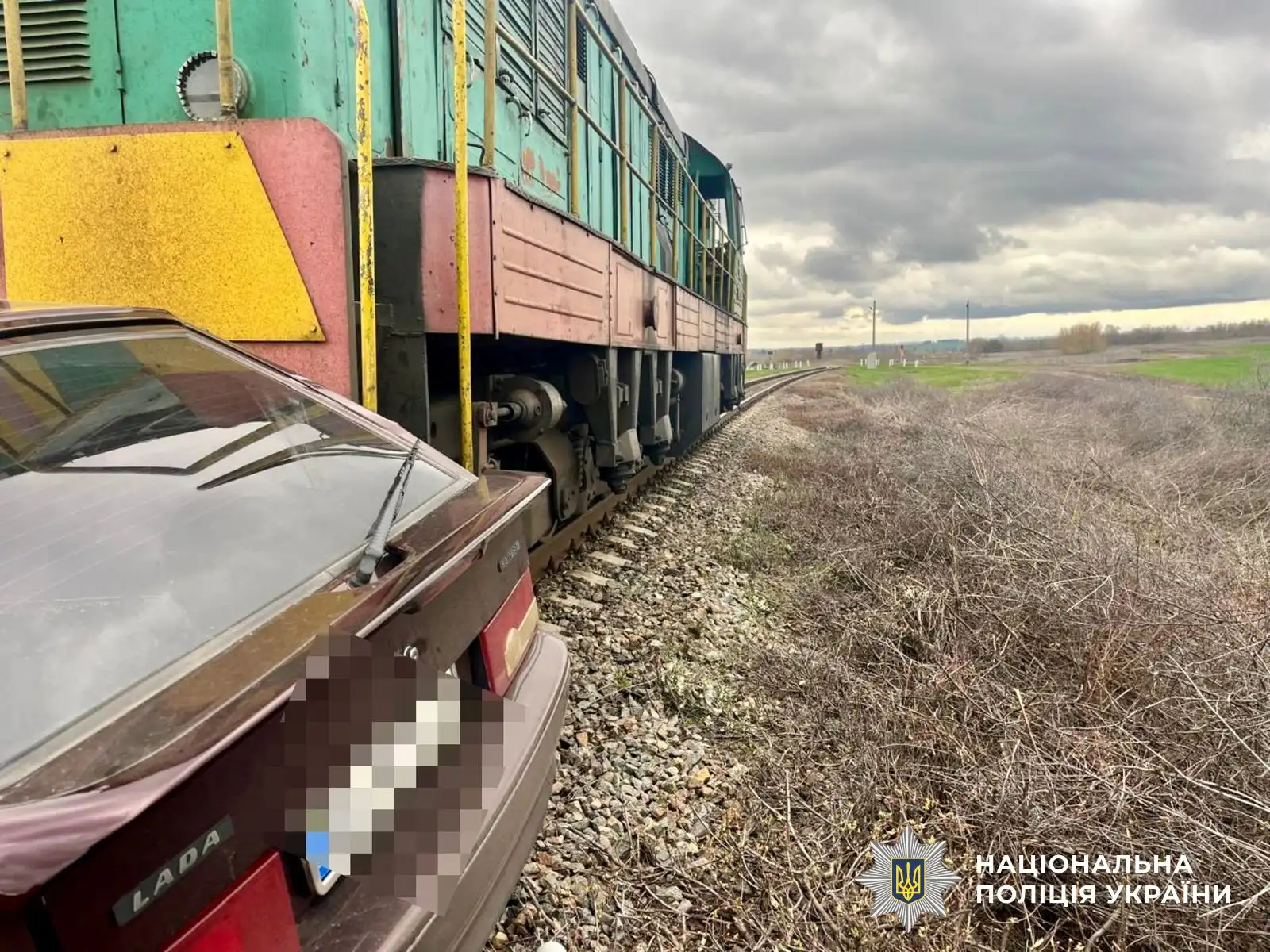 У Новомиргороді легковик зіткнувся з локомотивом: пасажир отримав травми