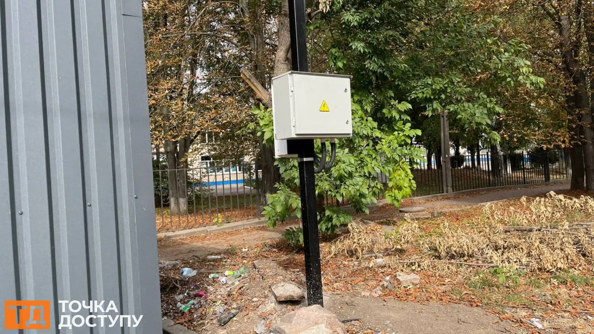 На Героїв-рятувальників у Кропивницькому встановили новий МАФ і попиляли дерева поруч: що каже міськрада