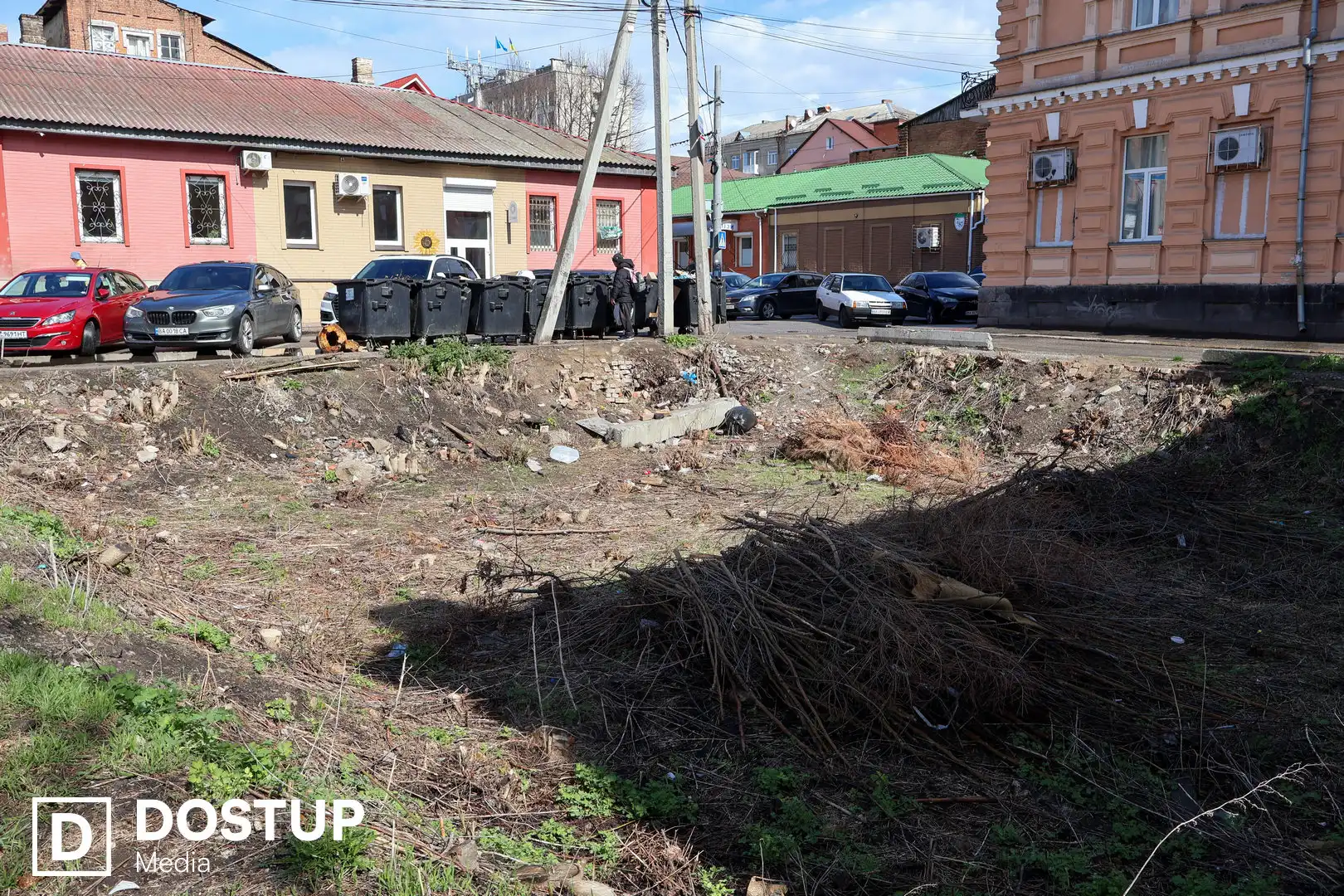 на ділянці біля ДРАЦСу у Кропивницькому викидають сміття