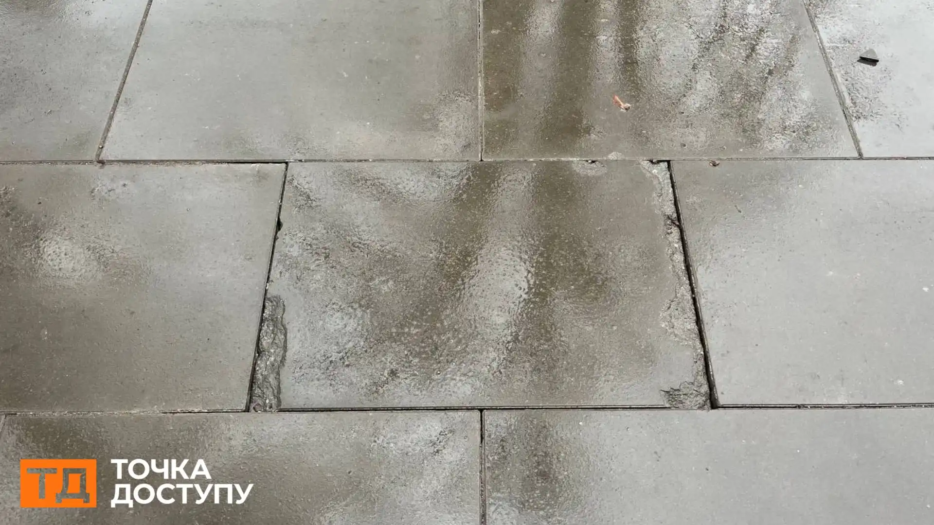 Плитка зсунулася і потріскалася: за місяць мають перекласти плитки на вулиці Архітектора Паученка в Кропивницькому