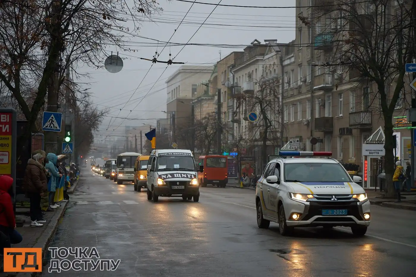 На центральній площі Кропивницького відбулася церемонія прощання з чотирма героїчними воїнами.