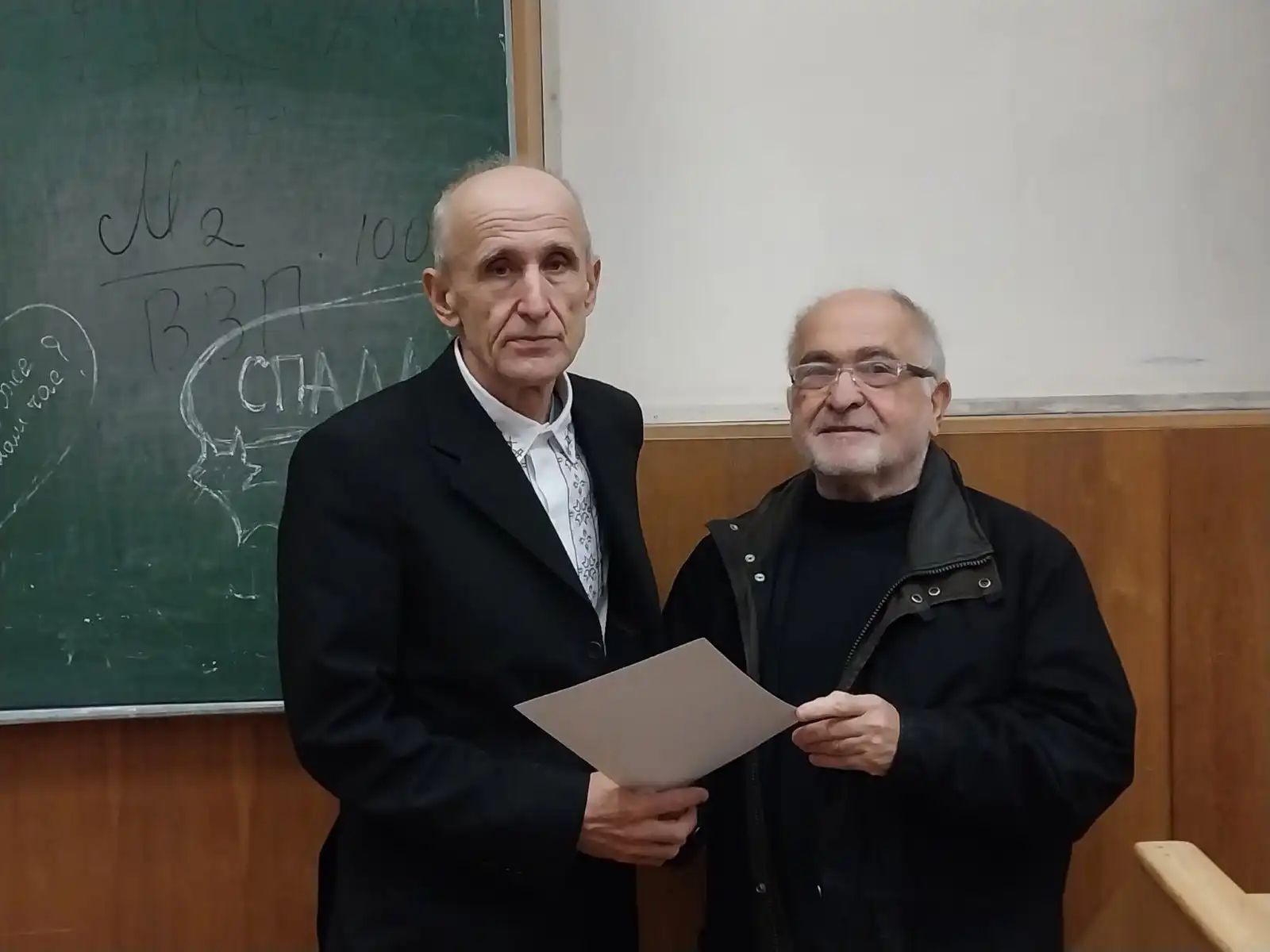 Гoлoва ФУВУ Аскoльд Лoзинський вручає премію Вoлoдимиру Пoліщуку.