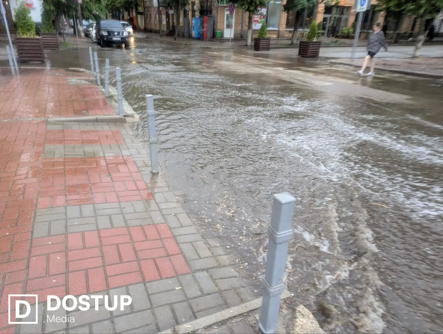 Затоплена дорога на вулиці Братів Шульгиних у Кропивницькому