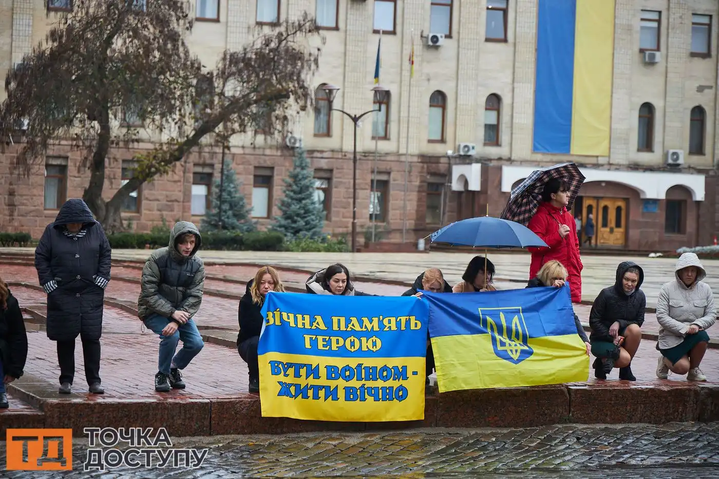 Жителі Кропивницького зібралися, щоб віддати шану двом загиблим захисникам.