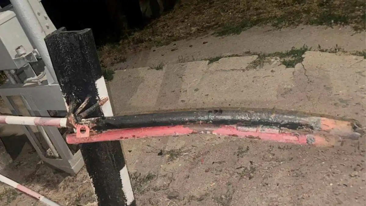 В'їхав у залізничний шлагбаум і втік: у Кропивницькому патрульні розшукали водія