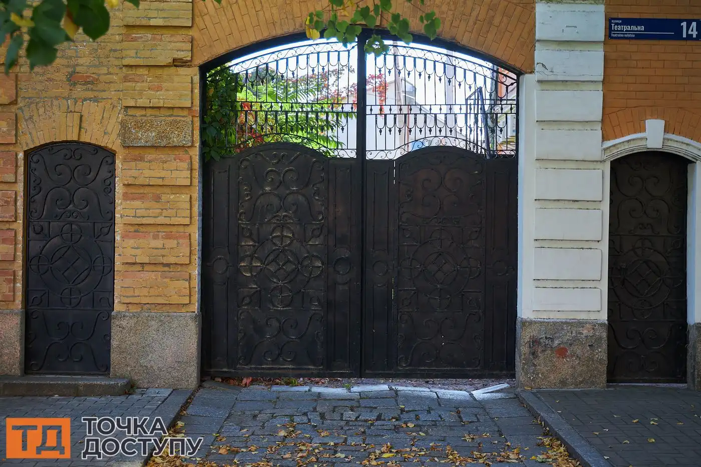 Ворота будинку № 14 по вулиці Теаральній. Новий виріб, який скопіювали з автентичного