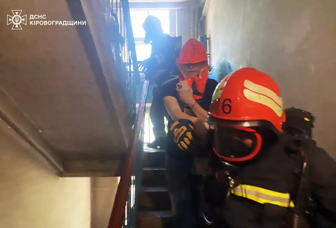 Пожежники виводять сходами з задимленого під'їзду людей